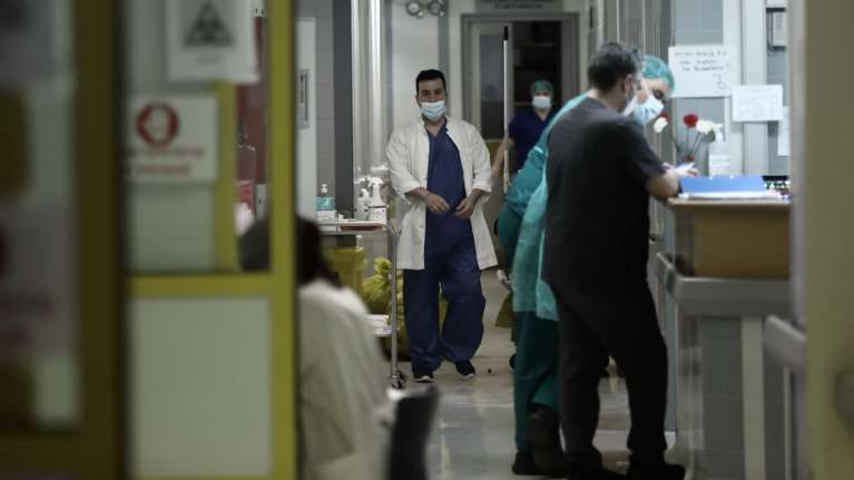 Τζανάκης για γρίπη: Θα έχουμε σίγουρα διψήφιο αριθμό θανάτων εβδομαδιαίως - Ενδεχομένως θα πιεστούν οι ΜΕΘ