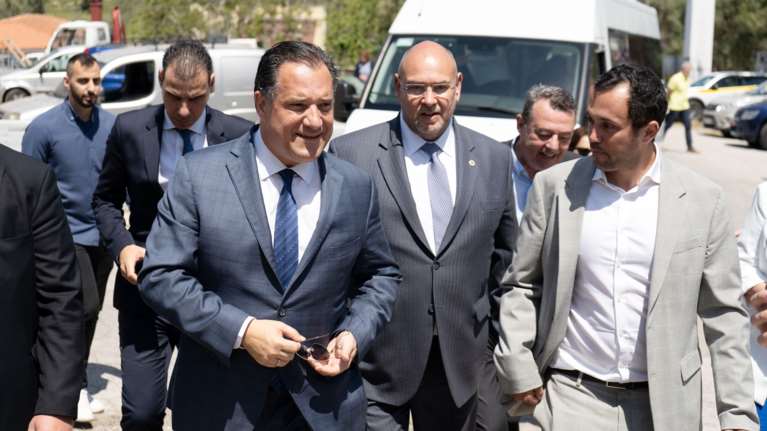 "Ανθρωπάκια ασήμαντα, φωνάζετε σαν κάφροι, ελάτε αν έχετε τα κότσια": Η αντίδραση Γεωργιάδη στις αποδοκιμασίες υγειονομικών