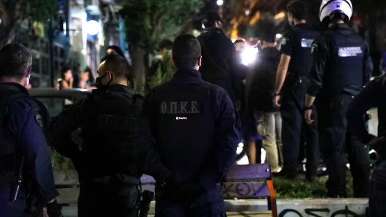 Αδιανόητο! Υπαίθριο κορονο-πάρτι 50 ατόμων στον Άλιμο - Επιτέθηκαν με πέτρες στην αστυνομία [βίντεο]