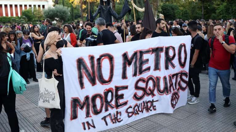 Εξάρχεια: Πορεία 300 ατόμων κατά της κατασκευής σταθμού Μετρό [εικόνες]