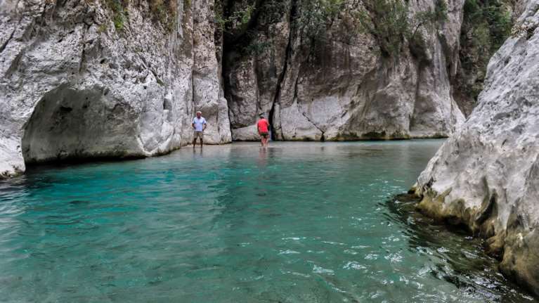 Το χωριό του "Κάτω Κόσμου" με τα καταγάλανα νερά και ο ποταμός Αχέροντας που οδηγούσε στο βασίλειο του Αδη [βίντεο]