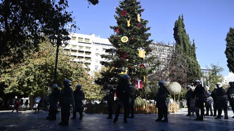 Επέτειος Γρηγορόπουλου: Δυνάμεις των ΜΑΤ φυλάνε ξανά το χριστουγεννιάτικο δέντρο στο Σύνταγμα [εικόνες]