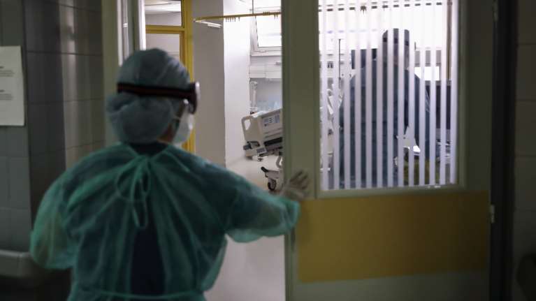 &quot;Βόμβα&quot; Παπαευαγγέλου: &quot;Έχουμε πόλεμο - Οι διασωληνωμένοι θα συνεχίσουν να αυξάνονται&quot;