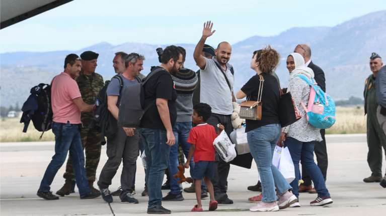 &quot;Ημασταν σε ένα ξενοδοχείο και δεχθήκαμε πυρά με αδέσποτες σφαίρες&quot;: Συγκλονιστικές μαρτυρίες των Ελλήνων από το Σουδάν