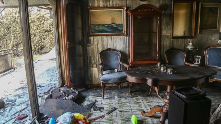 Δίκη για το Μάτι: Συγκλονίζουν οι γονείς που έχασαν παιδί και εγγόνι - &quot;Πέθανε στα σκαλιά του νοσοκομείου&quot;