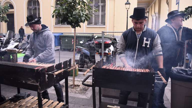 Τσικνοπέμπτη στην Αττική μετά από τρία χρόνια πανδημίας: Ποιοι δήμοι την τιμούν με γλέντι και ψησίματα