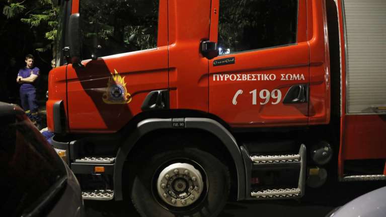 Τραγωδία στη Νέα Σμύρνη: Εντοπίστηκε απανθρακωμένη γυναίκα σε διαμέρισμα που ξέσπασε φωτιά [βίντεο]