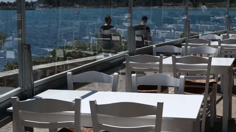 Ανοίγουν από Δευτέρα τα καταστήματα εστίασης και οι κοινωνικές δομές - Επιτρέπονται οι μετακινήσεις στα νησιά