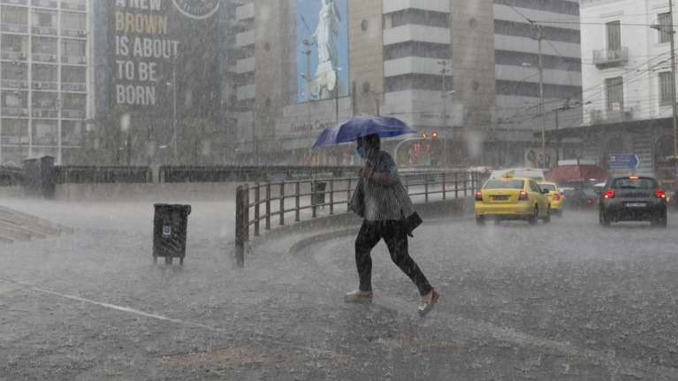 Ραγδαία αλλαγή του καιρού: Αέρινο τείχος σπρώχνει βροχές στην Ελλάδα - Η πρόγνωση Αρναούτογλου  [Βίντεο]