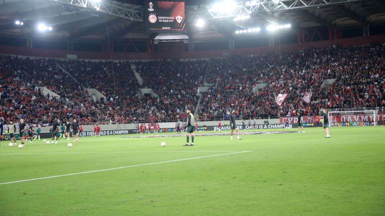 Επεισόδια στο "Καραϊσκάκης": Συμπλοκή οπαδών του Ολυμπιακού με ΜΑΤ - Σιδερόβεργα καρφώθηκε στο πόδι αστυνομικού