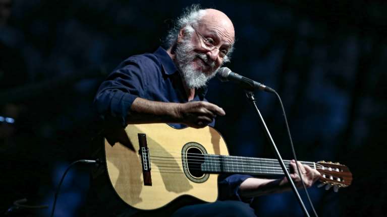 Διονύσης Σαββόπουλος: Ο υποχρεωτικός εμβολιασμός θα &quot;βόλευε&quot; τους δύσπιστους