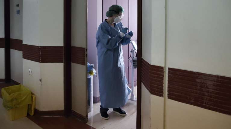 Κορονοϊός: Πέθανε 80χρονος στο νοσοκομείο &quot;Ελπίς&quot; - 329 οι νεκροί στη χώρα