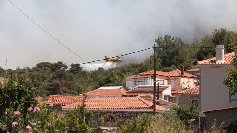 Φωτιά στη Λέσβο: Δραματικές στιγμές στην εκκένωση της Βρίσας - Κλαίγοντας οι κάτοικοι αφήνουν τα σπίτια τους [εικόνες, βίντεο]