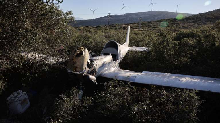 Θήβα: Νέες εικόνες από τη συντριβή του αεροσκάφους δίπλα στην Εθνική Οδό - Ερευνα για τα αίτια του δυστυχήματος