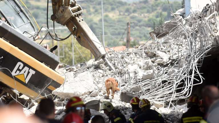 Τέσσερις συλλήψεις για την κατάρρευση της γέφυρας της Ολυμπίας οδού - Ο υπεύθυνος έργου και τρεις χειριστές μηχανημάτων