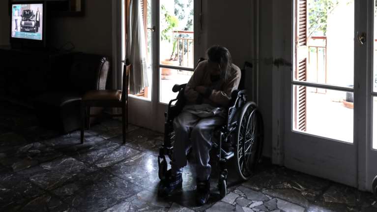 &quot;Είναι μεγάλο το βάρος&quot;: Ξέσπασε σε λυγμούς η νοσηλεύτρια που έδωσε στην 92χρονη καθαριστικό αντί για νερό