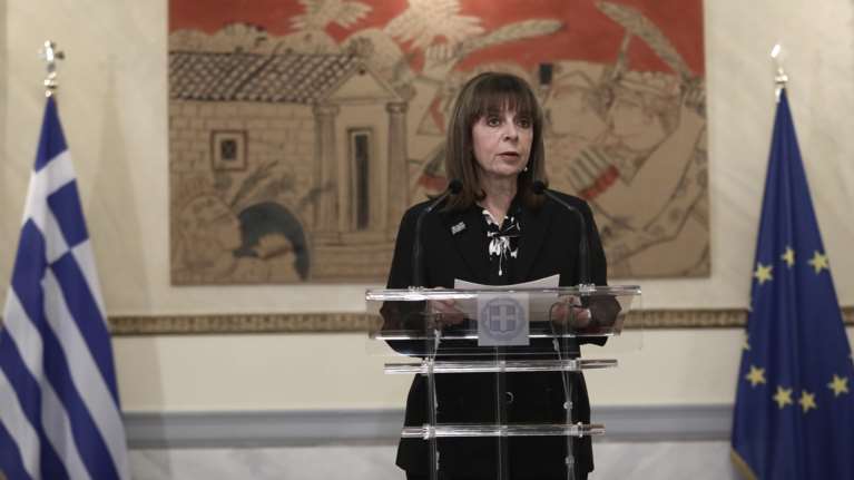 Σακελλαροπούλου για τον έναν χρόνο πολέμου στην Ουκρανία: &quot;Σλάβα Ουκρέινι!&quot; - Η Ελλάδα στέκεται αλληλέγγυα