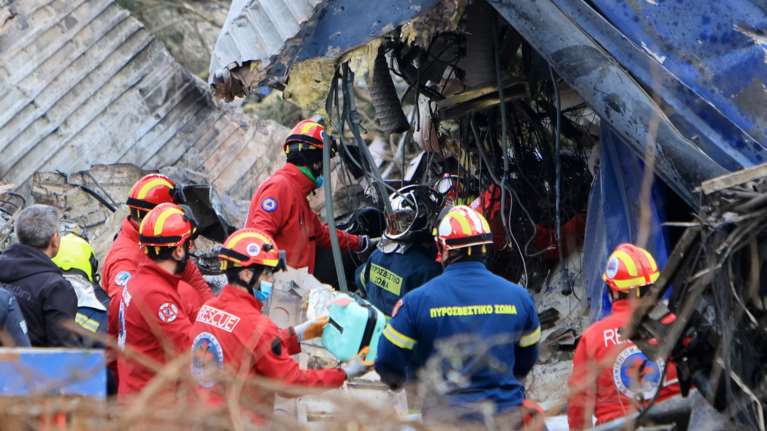 Τραγωδία στα Τέμπη: Στη ΜΕΘ έξι τραυματίες - Ολονύχτιες έρευνες για τους εγκλωβισμένους