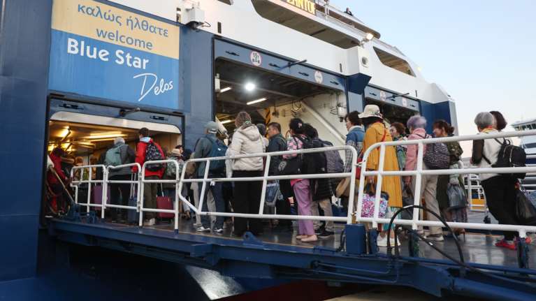 Εξοδος του Πάσχα: Δραπετεύουν μαζικά οι Αθηναίοι με αυτοκίνητα, πλοία και αεροπλάνα - Αυξημένη η κίνηση