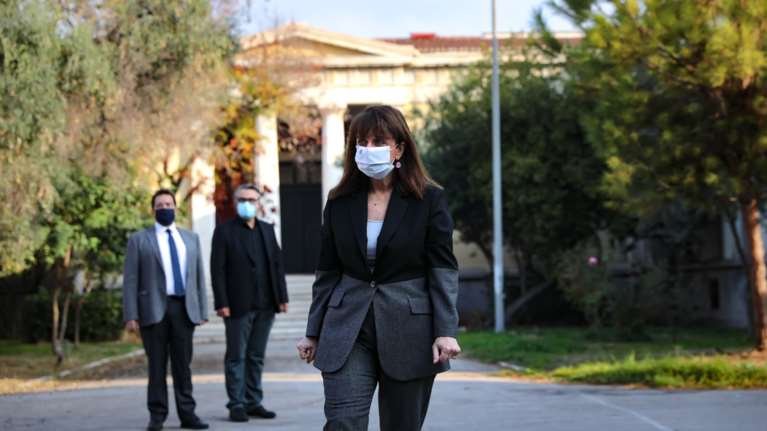 Πολυτεχνείο - Κατέθεσε στεφάνι η Σακελλαροπούλου με &quot;καρφί&quot; για τις πορείες: Η δημόσια υγεία είναι ο δικός μας αγώνας