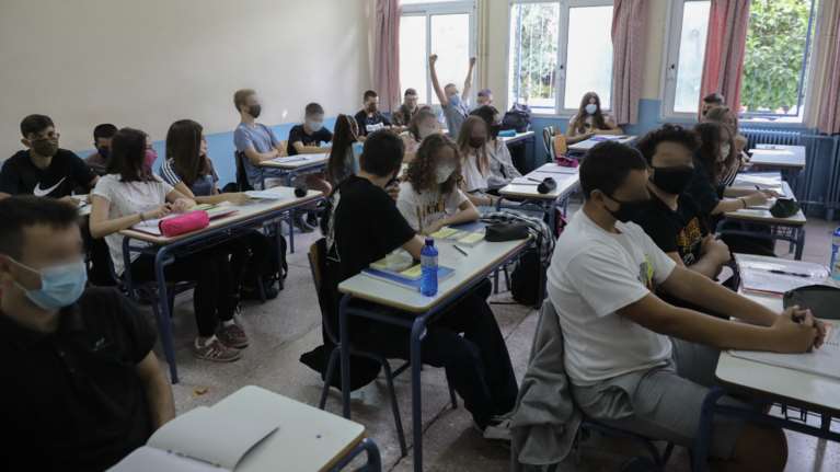 &quot;Στήριξη&quot; ΟΛΜΕ στην καθηγήτρια που δεν φορούσε μάσκα: Οχι στις συλλήψεις εκπαιδευτικών σαν να είναι εγκληματίες [βίντεο]