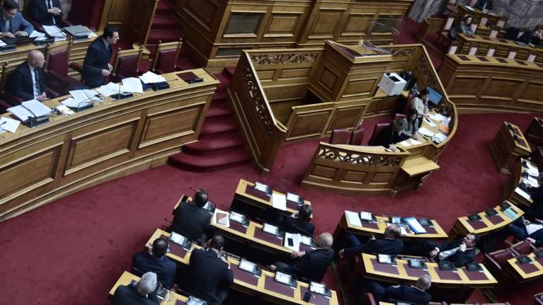 &quot;Πέρασε&quot; από τη Βουλή το νομοσχέδιο του ΥΠΕΝ για το νερό - Μόνο με τις ψήφους της ΝΔ