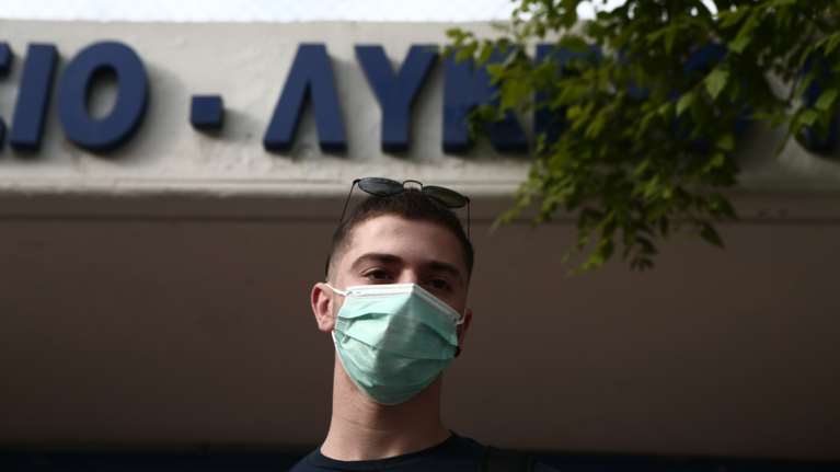 Άνοιγμα σχολείων: Πώς από τις δύο μάσκες ανά μαθητή, φθάσαμε στη μία... και αν προλάβουν