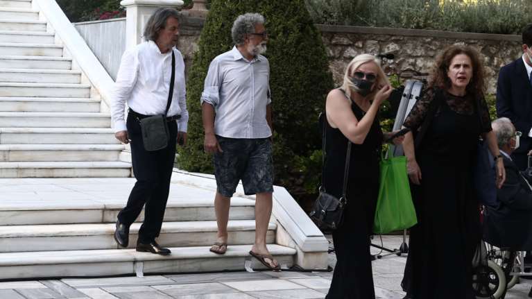 Λύθηκε το μυστήριο με τον προσκεκλημένο που πήγε με βερμούδα και σαγιονάρες στο Προεδρικό Μέγαρο