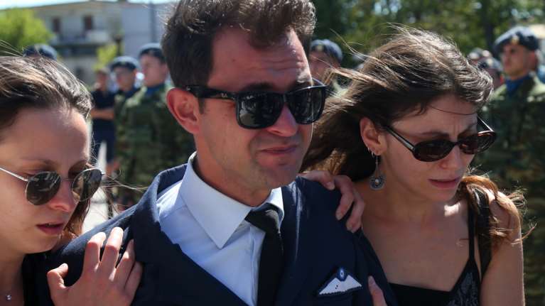 Οι αεροπόροι- συνάδελφοι του Περικλή Στεφανίδη, κλαίγοντας, στο τελευταίο αντίο [εικόνες]