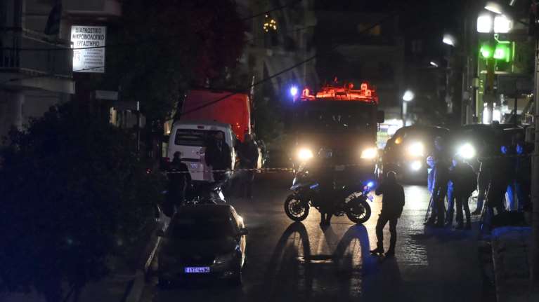 Ηλιούπολη: Άφαντος ο άνδρας που απείλησε τη γυναίκα του και ταμπουρώθηκε - Η ΕΛΑΣ μπήκε στο σπίτι και βρήκε μόνο την καραμπίνα