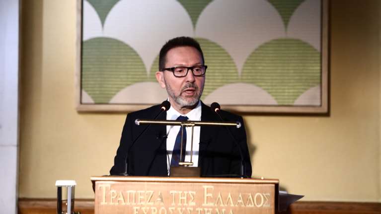 Το πρώτο μήνυμα Στουρνάρα στη νέα κυβέρνηση: Καμπανάκι για χρέος, εμπορικό ισοζύγιο, κόκκινα δάνεια και ανεργία