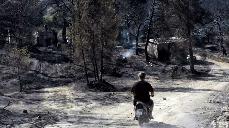 Σε ποιους δρόμους Αττικής και Βοιωτίας έχει διακοπεί η κυκλοφορία από τις πυρκαγιές - Κλειστή μία λωρίδα στην Αθηνών - Κορίνθου