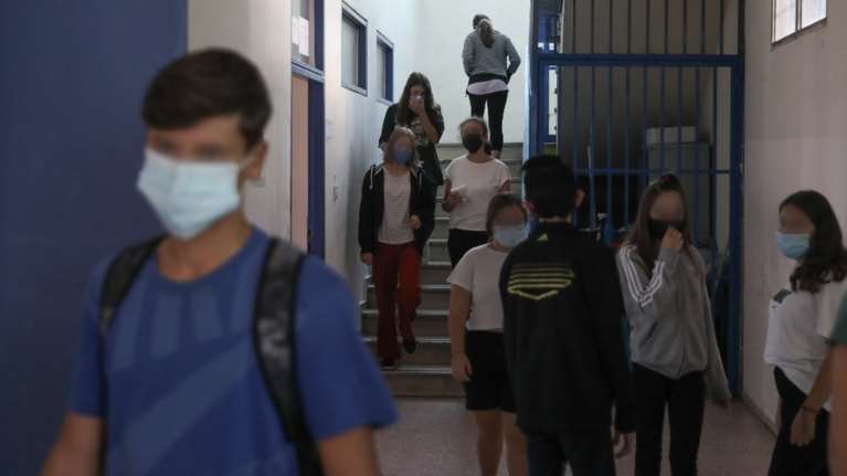 Σχολεία: &quot;Συζητάμε για άνοιγμα στη νότια Ελλάδα&quot; λέει μέλος της επιτροπής λοιμωξιολόγων