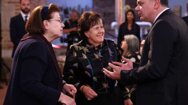 Ταλαιπωρία για Μενδώνη και Παναγιωταρέα - Κλείστηκαν στο ασανσέρ του Δημαρχείου Τρικάλων