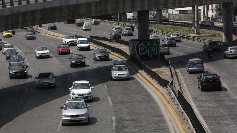 Πώς τo… ισχυρό δολάριο κάνει ακόμα πιο ακριβό το κόστος της πασχαλινής εξόδου για τους Ελληνες