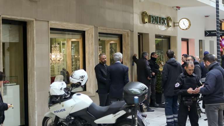 Ληστεία στη Rolex: Ανώνυμοι ληστές ή &quot;Ροζ Πάνθηρες&quot;; - Πώς πήραν 23 ρολόγια μέρα μεσημέρι στο κέντρο της Αθήνας