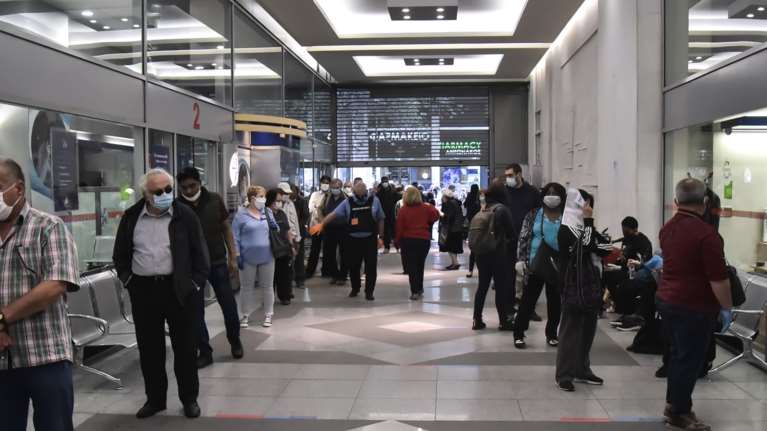 Κεντρικά ταμεία της ΔΕΗ: Βελτιώθηκε η εικόνα - Μειώθηκαν οι τεράστιες ουρές, τηρούνται πλέον αποστάσεις