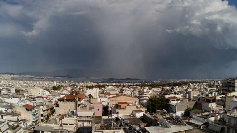 Άστατος καιρός με σποραδικές βροχές, υγρασία και ζέστη – Ανεβαίνει η θερμοκρασία