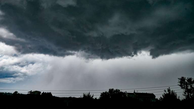 Ανατροπή στον καιρό: "Φθινοπωρινο" σκηνικό - Καταιγίδες και αισθητή πτώση της θερμοκρασίας