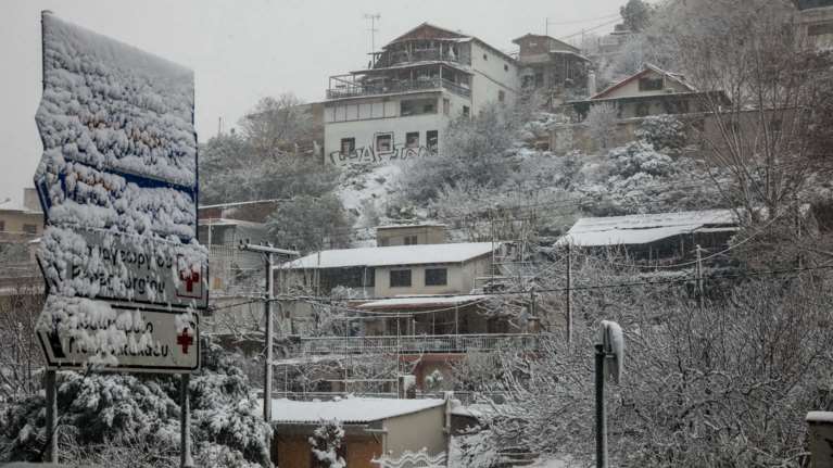 Θεσσαλονίκη: Χιονίζει στα ορεινά - Ποια σχολεία παραμένουν κλειστά και πού χρειάζονται αλυσίδες