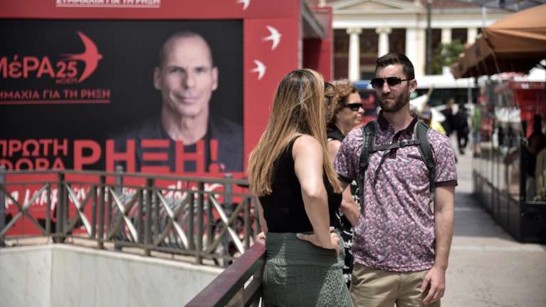 Εκλογές 2023: Οι τουρίστες απολαμβάνουν τα κομματικά περίπτερα - Βγάζουν σέλφι και φωτογραφίζουν τις αφίσες [εικόνες]