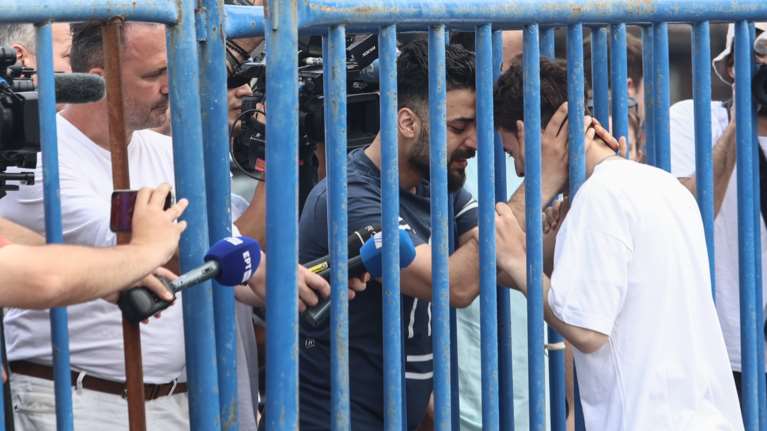 Σπαρακτικές στιγμές στο λιμάνι της Καλαμάτας: Βρήκε τον αδελφό του μετά το ναυάγιο ενώ πίστευε ότι ήταν νεκρός