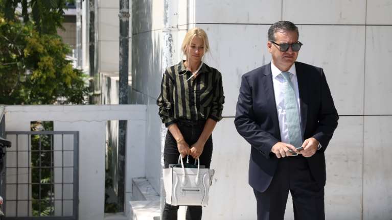 Λύγισε η Βικτώρια Καρύδα στο δικαστήριο - Πρόσωπο με πρόσωπο με τους δολοφόνους του άνδρα της [Εικόνες]