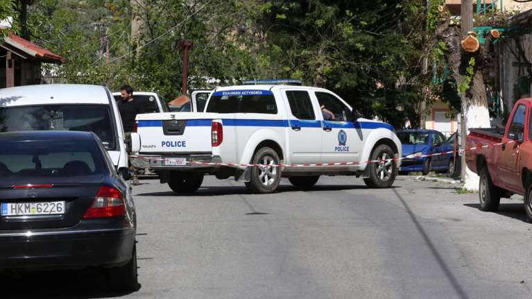 Δέκα νταήδες στα Ανώγεια έσπασαν στο ξύλο 16χρονο γιατί… φορούσε σκουλαρίκι και βερμούδα - Η επιστολή της μητέρας του