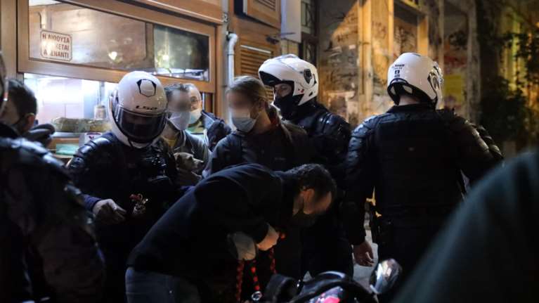 Πορεία διαμαρτυρίας 150 αντιεξουσιαστών στα Εξάρχεια μετά την έφοδο της ΕΛΑΣ στο Πολυτεχνείο - 4 προσαγωγές και 9 πρόστιμα [εικόνες]