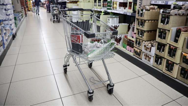 Επίθεση σε σούπερ μάρκετ στην Πάτρα:  Άρπαξαν προϊόντα και εξαφανίστηκαν