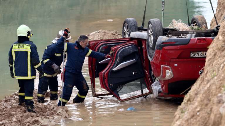 Θανατηφόρο τροχαίο στο Μενίδι: Γυναίκα έπεσε σε ρέμα με το ΙΧ της [εικόνες]