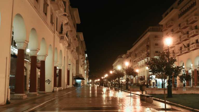 Κορονοϊός: Σπάνε όλα τα ρεκόρ τα κρούσματα - Ένα βήμα πριν από το lockdown η Θεσσαλονίκη