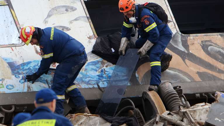Τέμπη: Ψάχνουν το άγνωστο πτητικό καύσιμο που προκάλεσε τον θάνατο 5-7 ανθρώπων λόγω της φωτιάς