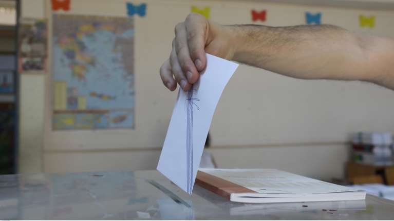 Δημοσκόπηση MRB: Μπροστά 6,4% η ΝΔ έναντι του ΣΥΡΙΖΑ, αλλά με απώλειες - Η ακρίβεια θα κρίνει τον νικητή της κάλπης